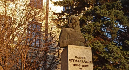 Pomnik Pawła Stalmacha, Plac Wolności przy gmachu II LO