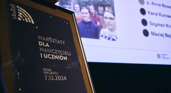 Plakat finału "Historii w sieci" na scenie podczas finału, fot. M. Cioch /MHP