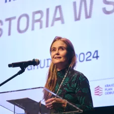 Finał projektu, koordynatorka Natalia Szumska na scenie, fot. M. Cioch / MHP