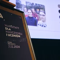 Plakat finału "Historii w sieci" na scenie podczas finału, fot. M. Cioch /MHP